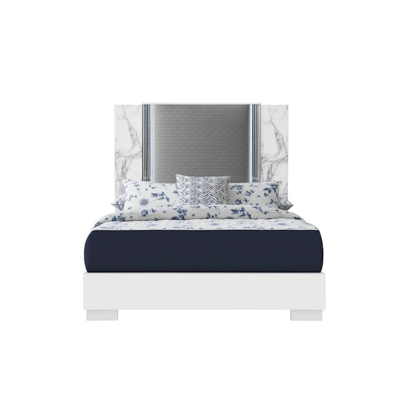 Cadre de lit King lumineux HomeRoots en bois blanc et gris et similicuir