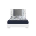 Cadre de lit King lumineux HomeRoots en bois blanc et gris et similicuir