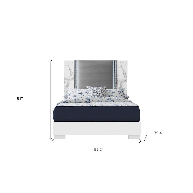 Cadre de lit King lumineux HomeRoots en bois blanc et gris et similicuir