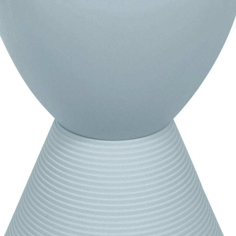 Table d'appoint ronde Boyd avec base nervurée et couvercle amovible, idéale pour le salon et la chambre.