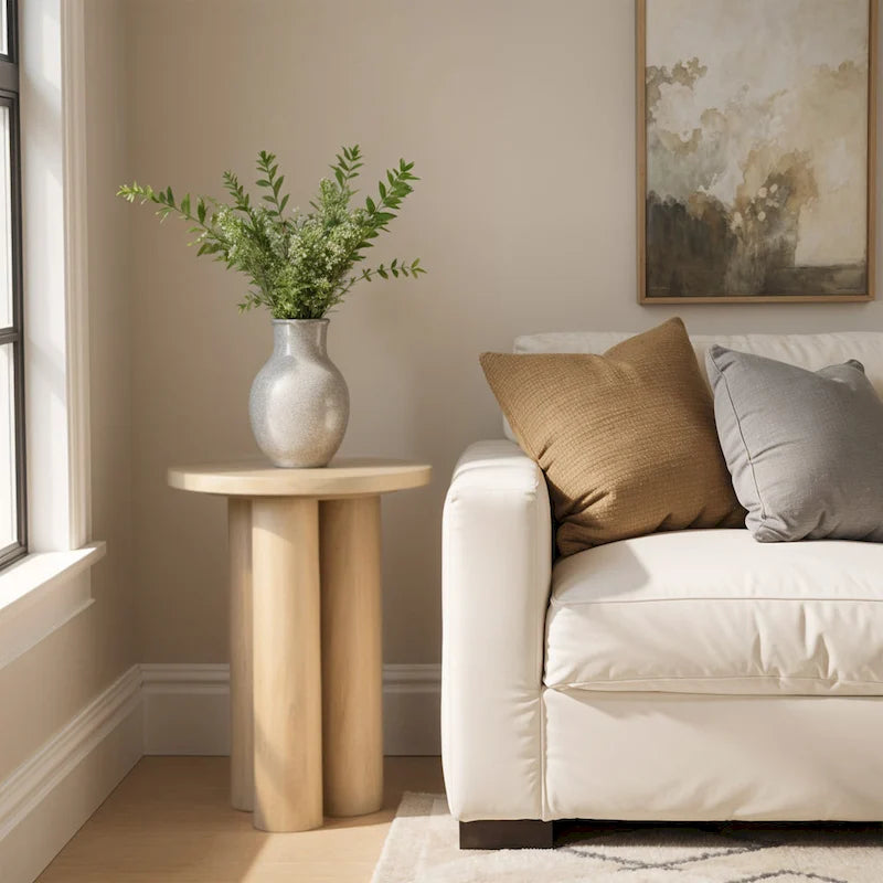 Table d'appoint Hazel à 3 pieds piliers, en bois de manguier brun naturel travaillé à la main, plateau rond de 45 cm (17,7 pouces).