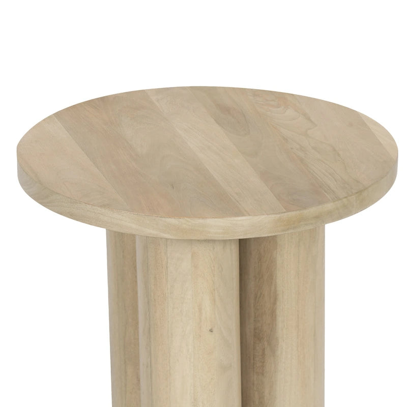 Table d'appoint Hazel à 3 pieds piliers, en bois de manguier brun naturel travaillé à la main, plateau rond de 45 cm (17,7 pouces).