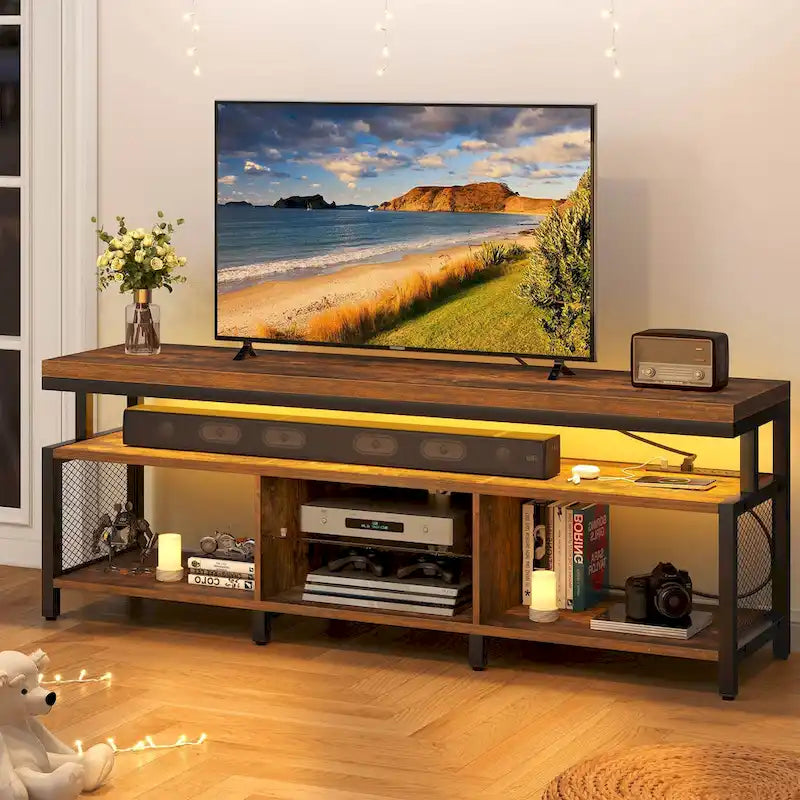 Meuble TV industriel en bois avec éclairage LED, étagères de rangement ouvertes, prises électriques et télécommande Bluetooth