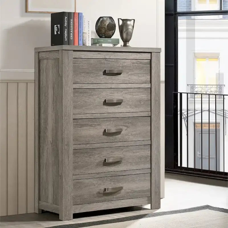 Ensemble de chambre à coucher contemporain Roundhill Furniture Floren en bois gris vieilli, comprenant un lit à panneaux, une commode, un miroir, une table de chevet et une commode
