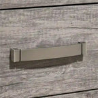 Ensemble de chambre à coucher contemporain Roundhill Furniture Floren en bois gris vieilli, comprenant un lit à panneaux, une commode, un miroir, une table de chevet et une commode