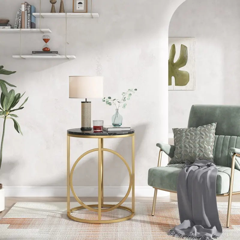 Table d'appoint ronde en bois blanc marbré de 51 cm (20 po) avec piètement doré en forme de O