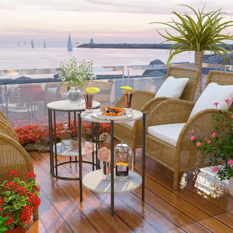 Table d'appoint ronde à deux niveaux en marbre, structure en métal noir.