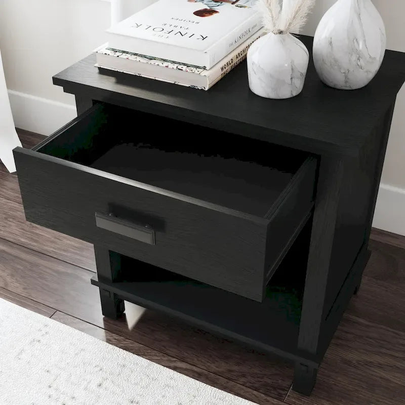 Lit Queen en bois noir Oak Park, table de chevet et commode par Homestyles
