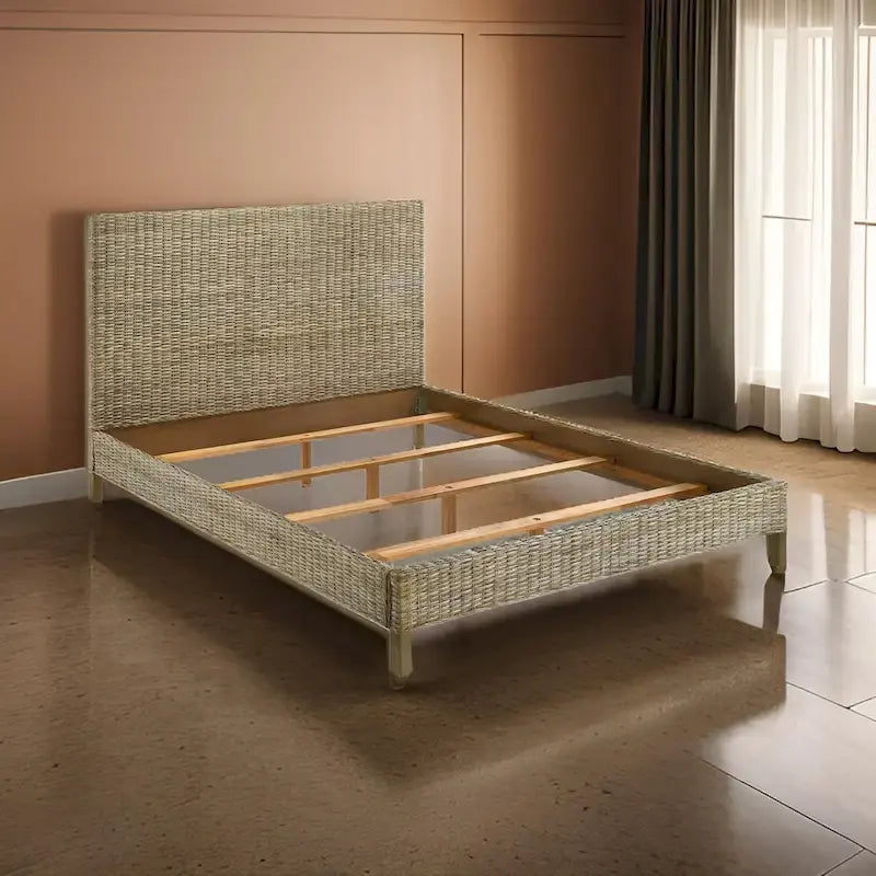 Lit Ayla King Size, design en rotin tressé, tête de lit à panneaux, acajou gris