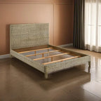 Lit Ayla King Size, design en rotin tressé, tête de lit à panneaux, acajou gris