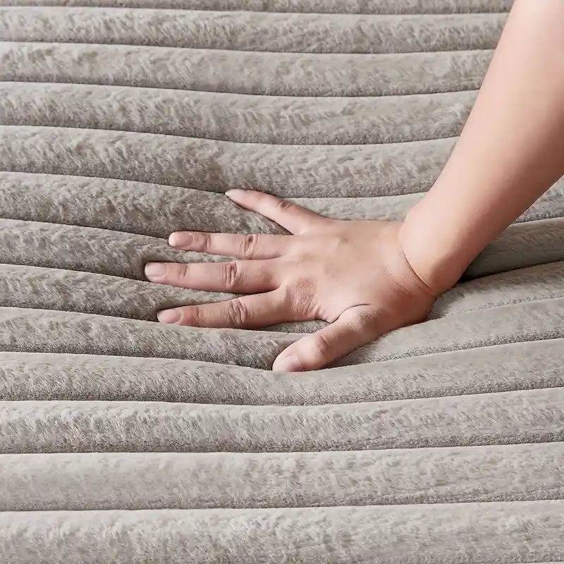 Canapé-lit double moderne, confortable et moelleux, revêtu de velours côtelé doux et moelleux.