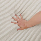 Canapé-lit double moderne, confortable et moelleux, revêtu de velours côtelé doux et moelleux.